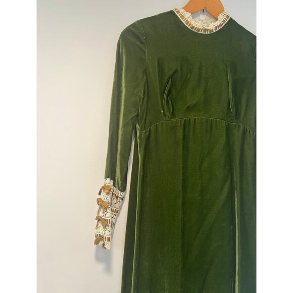 Wow! 1970s Velvet Boho Renaissance Inspo Long Sleeve Green Dress Lace Sleeves JL - Picture 4 of 13
